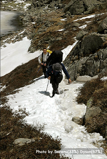 css和收尾的风姿在雪地里艰难跋涉