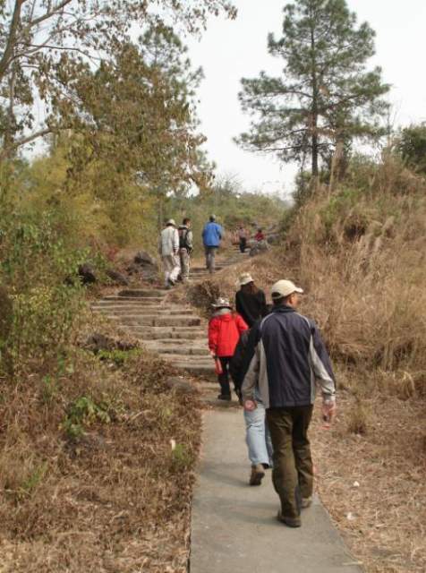           走着千年古道,登巾峰山