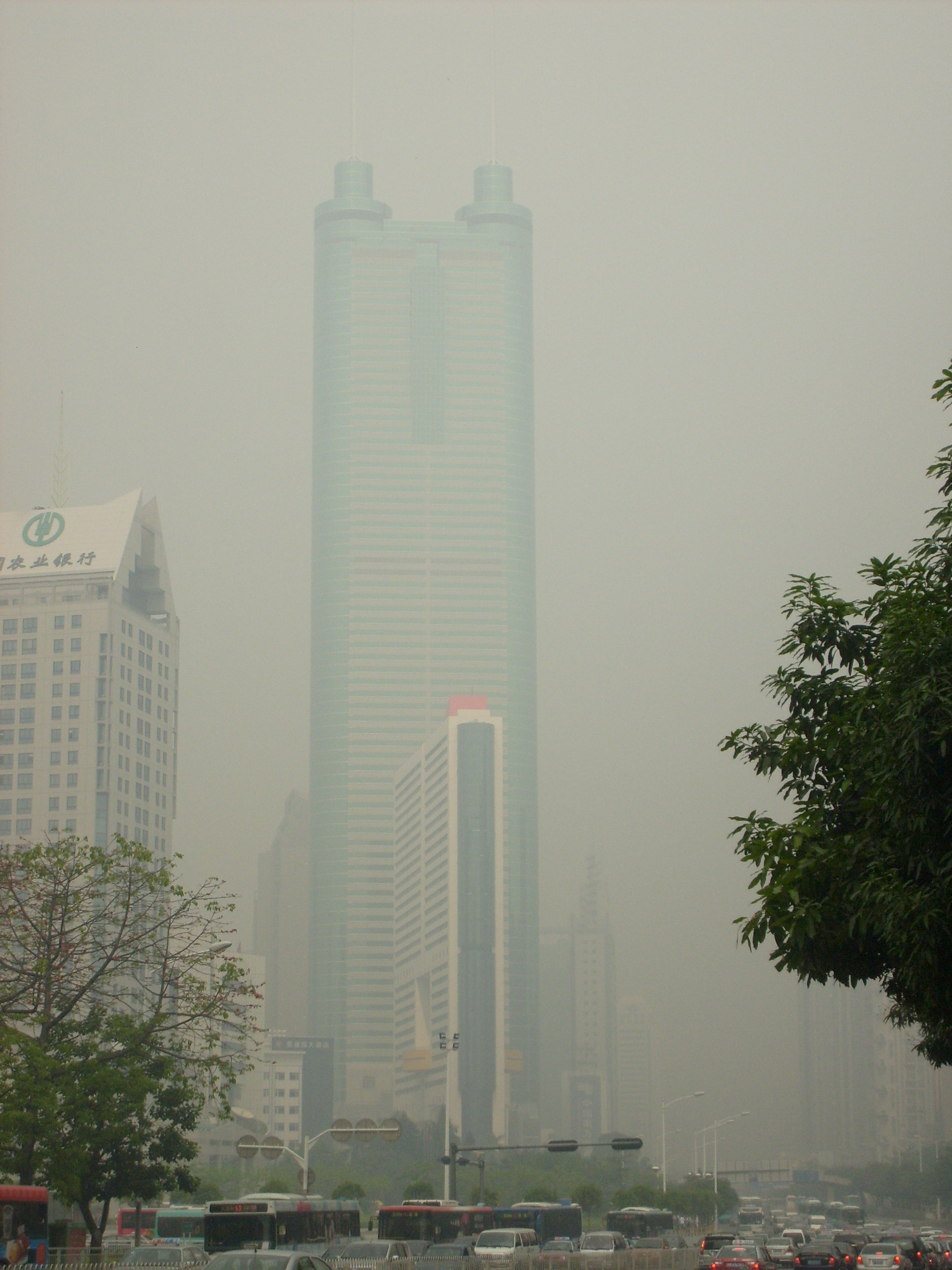 雾霾中的地王