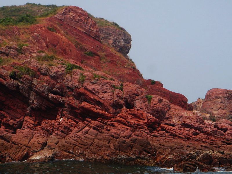 接触香港多样的岩石地貌之十一:海上丹霞,碧海上赤红的小岛---赤洲