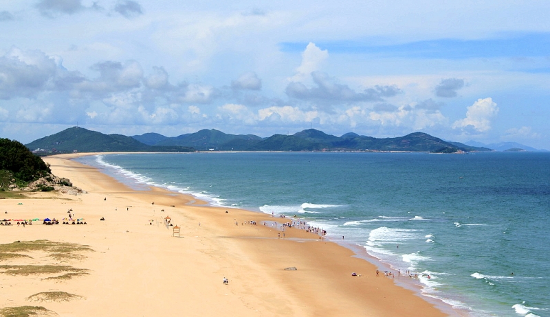 [活动]  海陵岛拥有风光旖旎的海滨旅游资源,岛内有大角湾——马尾岛