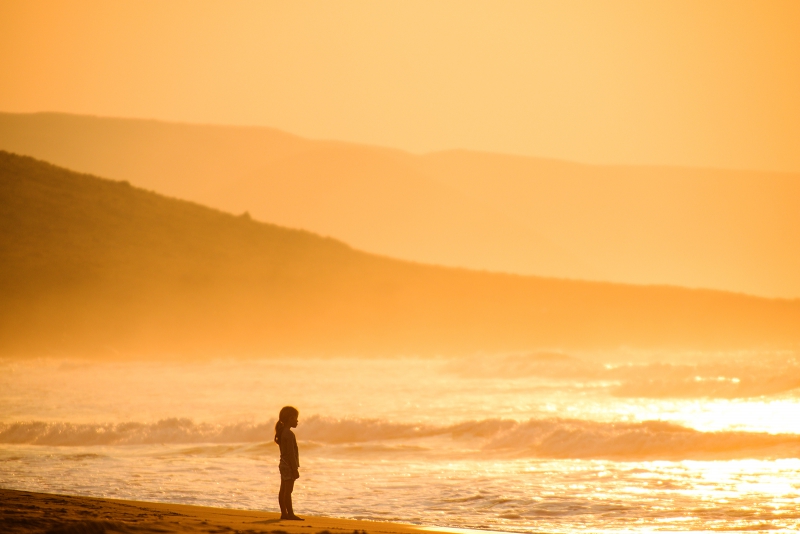 更远处的沙滩,站着一个小女孩孤单的身影,她凝望着大海,难道也在想,这